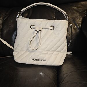 MICHAEL KORS Small BUCKET QUILTED LEATHER MESSENGER BAG OPTIC WHITE
